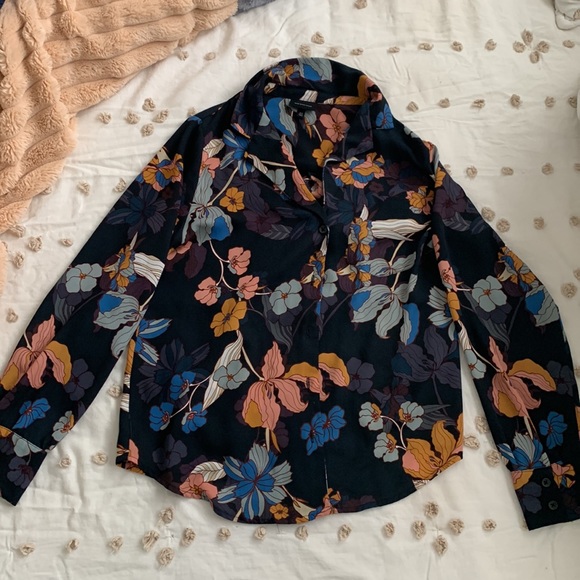 Beautiful button up - Picture 2 of 3